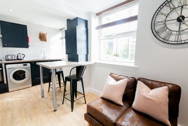 2 bed flat, Bankfield Road, Springwood, Huddersfield, HD13HR - Image 1