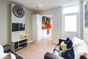 4 bed house, Thornton Road, Shelton, Stoke, ST42BD - Image 3