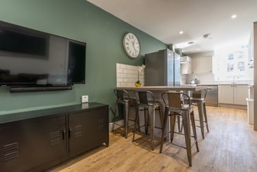 7 bed flat, Walter Road, Mount Pleasant, Swansea, SA15RF - Image 1