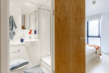 Gold En Suite at The Lantern, 6 Bolton Street, Liverpool John Moores University, Liverpool, L35AA - Image 3