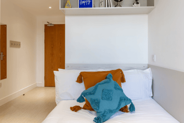 Gold En Suite at The Lantern, 6 Bolton Street, Liverpool John Moores University, Liverpool, L35AA - Image 1