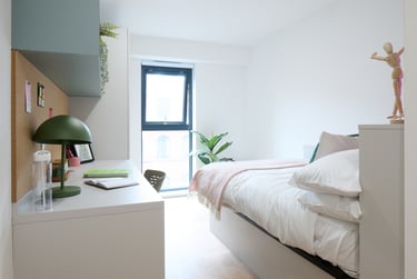 Silver En Suite at The Waterways, 1 Pump Way, Lace Market, Nottingham, NG11AB - Image 1