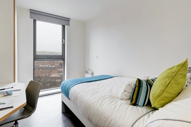 Silver En Suite at Dunaskin Mill, 5 Dunaskin Court, West End, Glasgow, G116QJ - Image 1