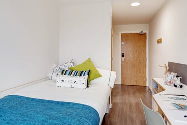 Bronze En Suite at Dunaskin Mill, 5 Dunaskin Court, West End, Glasgow, G116QJ - Image 1