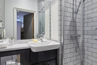 Ensuite Bedroom at urbanest Victoria, 84-99 Thirleby Road, Westminster, London, SW1P1HH - Image 4