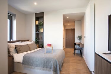 Cosy 2 Mid-century Modern at Enclave Croydon, 23 College Road, Croydon, London, CR01NN - Image 1