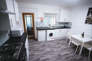 4 bed house, Clarke Street, Broomhall, Sheffield, S102BS - Image 2