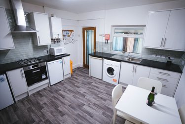 4 bed house, Clarke Street, Broomhall, Sheffield, S102BS - Image 1