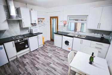 4 bed house, Clarke Street, Broomhall, Sheffield, S102BS - Image 1