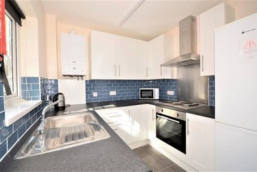 6 bed house, Travis Place, Broomhall, Sheffield, S102DB - Image 2