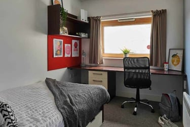 Accessible Classic En-suite at Heantun Point, 1 Culwell Street, City Centre, Wolverhampton, WV100JT - Image 5