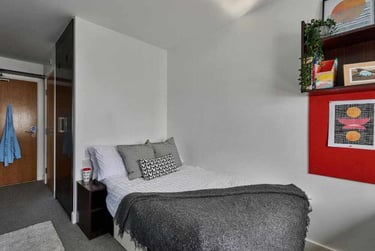 Accessible Classic En-suite - Image 3