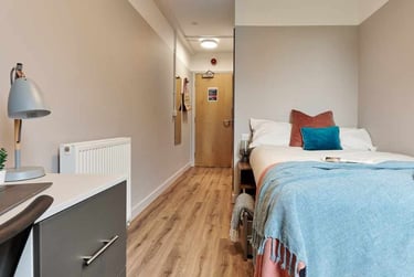 Gold En-suite - Image 1