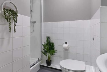 Gold En-suite at The Helix, North End Road, Wembley, London, HA90UU - Image 4