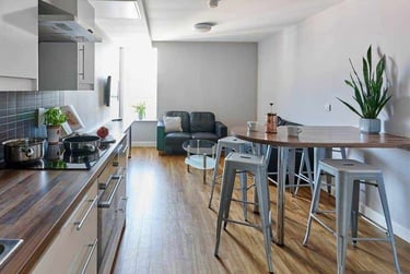 Classic En-suite In A 6-bed Flat - Image 4