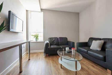 Classic En-suite In A 6-bed Flat - Image 2