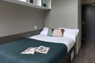 Penthouse En-suite - Image 4