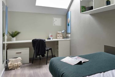 Penthouse En-suite - Image 1