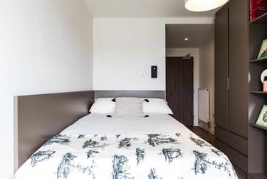 Platinum Ensuite at Arbury Court, 173 Kingston Road, New Malden, Kingston, KT33SS - Image 1