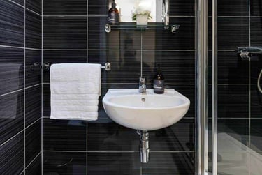 Classic En-suite In A 4-bed Flat - Image 3