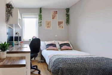 Classic En-suite In A 4-bed Flat - Image 2