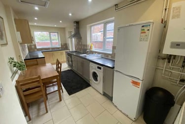 4 bed house, Beaconsfield Road, City Centre, Leicester, LE30FE - Image 1
