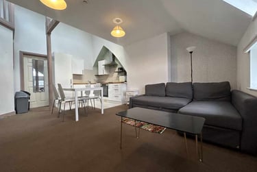 2 bed flat, Roath, Adamstown, Cardiff, CF241DJ - Image 1