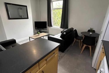 3 bed flat, Cowlishaw Road, Sharrowvale, Sheffield, S118XE - Image 2