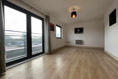 2 bed flat, Cardiff Bay, Splott, Cardiff, CF104JD - Image 3