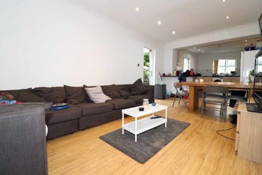 8 bed house, Cathays, Cardiff, CF244AW - Image 1