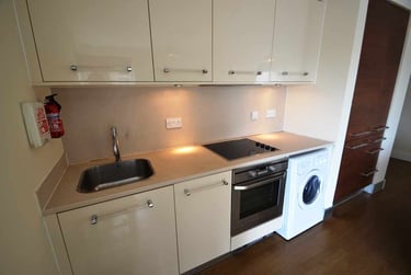 1 bed flat, Cardiff Bay, Cardiff, CF104RA - Image 3