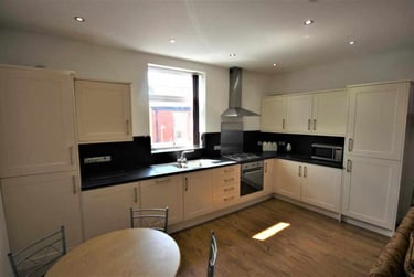 3 bed flat, St. Pauls Road, Plungington, Preston, PR16NS - Image 2