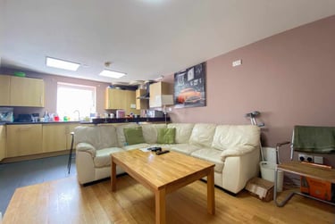 5 bed flat, Cathays, Cardiff, CF244NQ - Image 1
