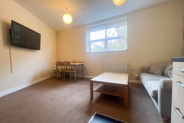 1 bed flat, Cardiff Bay, Cardiff, CF105GX - Image 2