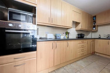 2 bed flat, Cardiff Bay, Cardiff, CF105EE - Image 2
