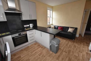 4 bed flat, Station Road, Harborne, Birmingham, B179LX - Image 1