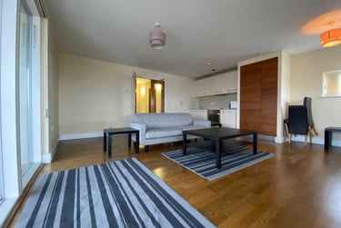 2 bed flat, Cardiff Bay, Cardiff, CF104RG - Image 2