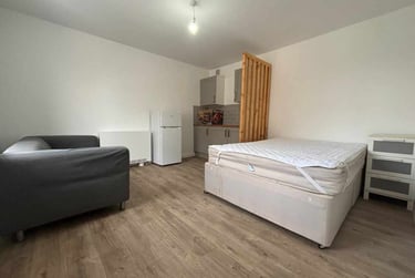 1 bed studio, Cathays, Cardiff, CF244BY - Image 2