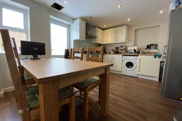 3 bed flat, Heath, Maindy, Cardiff, CF143PS - Image 1