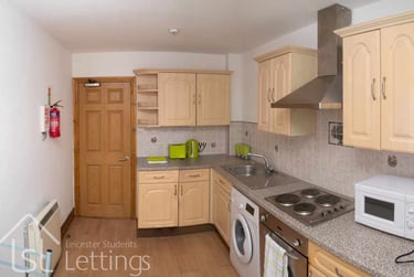 2 bed flat, Charles Street, Highfields, Leicester, LE11LA - Image 2