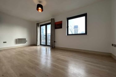 2 bed flat, Cardiff Bay, Splott, Cardiff, CF104JD - Image 2