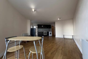 2 bed flat, City Centre, Cardiff, CF102FJ - Image 3