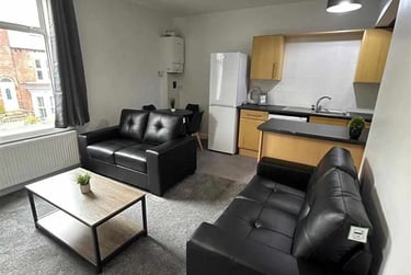 3 bed flat, Cowlishaw Road, Sharrowvale, Sheffield, S118XE - Image 1