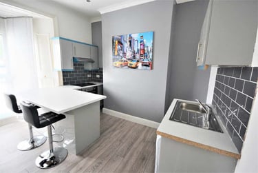 1 bed flat, Cradock Street, City Centre, Swansea, SA13HE - Image 1