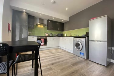 2 bed flat, Cathays, Cardiff, CF244JA - Image 2