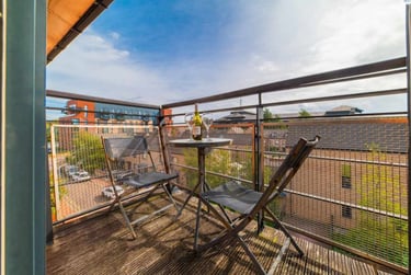 2 bed flat, Cardiff Bay, City Centre, Cardiff, CF104EJ - Image 2