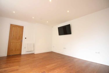 1 bed flat, Roath, Adamstown, Cardiff, CF241AJ - Image 3