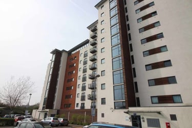 2 bed flat, Cardiff Bay, City Centre, Cardiff, CF104JA - Image 1
