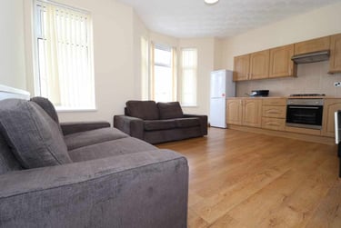4 bed flat, Roath, Plasnewydd, Cardiff, CF243RP - Image 1
