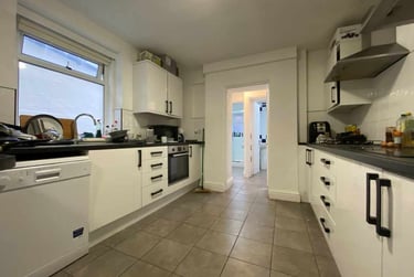 6 bed house, Cathays, Cardiff, CF244JE - Image 1